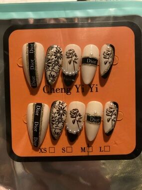 Dior Cream, Black & Gold Floral Press-On Nail Set